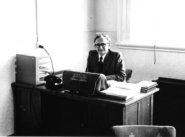 Aad van Wijngaarden at the Mathematisch Centrum in Amsterdam in 1951. 
Picture: CWI