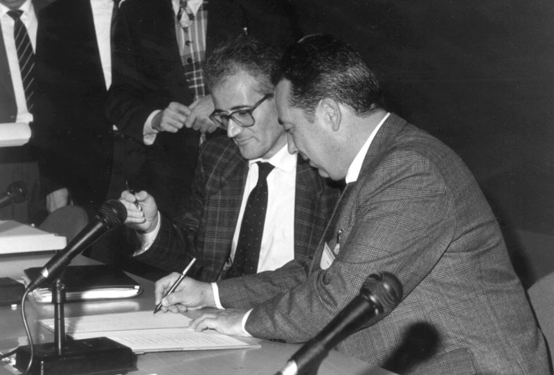Péter Inzelt (right) and Alain Bensoussan (left) signing SZTAKI’s ERCIM membership in 1994. 