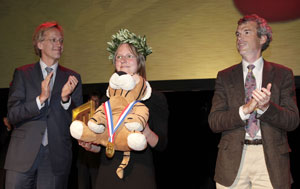 Tribute to Lisa Sauermann at the closing ceremony, with Robbert Dijkgraaf (left) and Wim Berkelmans (right). Source: IMO.