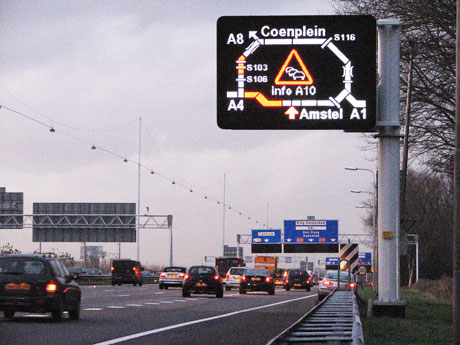 Information board displaying the location of congested traffic in red on the ringroad of Amsterdam (Source: Trinité).