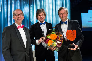 Dick Bulterman (CWI, right) receives the COMMIT/ Award on behalf of Guido van Rossum from jury chair Gerard van Oortmerssen (left). Source: Nederland ICT.