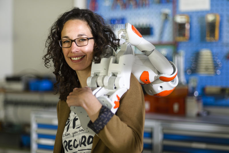 Vanessa Evers at the University of Twente in the Netherlands, with a robot.  Picture: Kees Bennema (http://www.bennema.nl/).