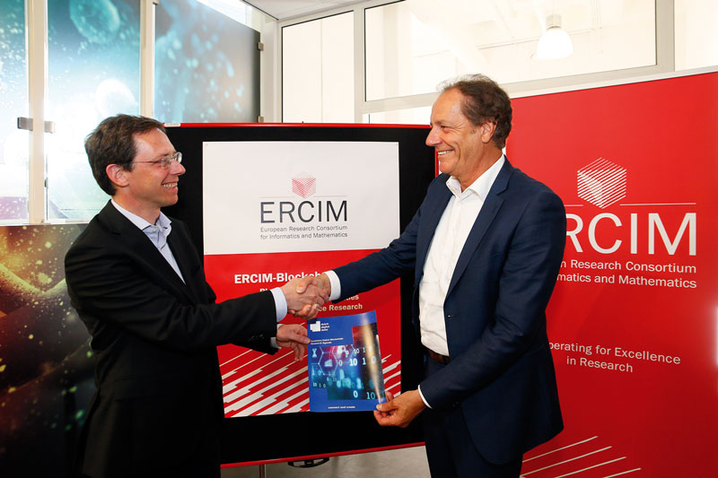 Prof. dr. J.C. van de Pol (left) presents the first research agenda on blockchain by the Dutch Blockchain Coalition to the coalitions’ ambassador Rob van Gijzel. Source: Roy Borghouts Fotografie. 