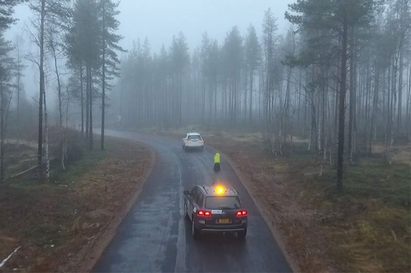 Figure 1: The 5G-assisted automated driving scenario demonstrated on the Sod5G winter vehicle test track. The front vehicle transmits LiDAR data to an obstacle detection algorithm running on a MEC server. The self-driving car Martti, behind, receives a warning and manages to go around the obstacle.