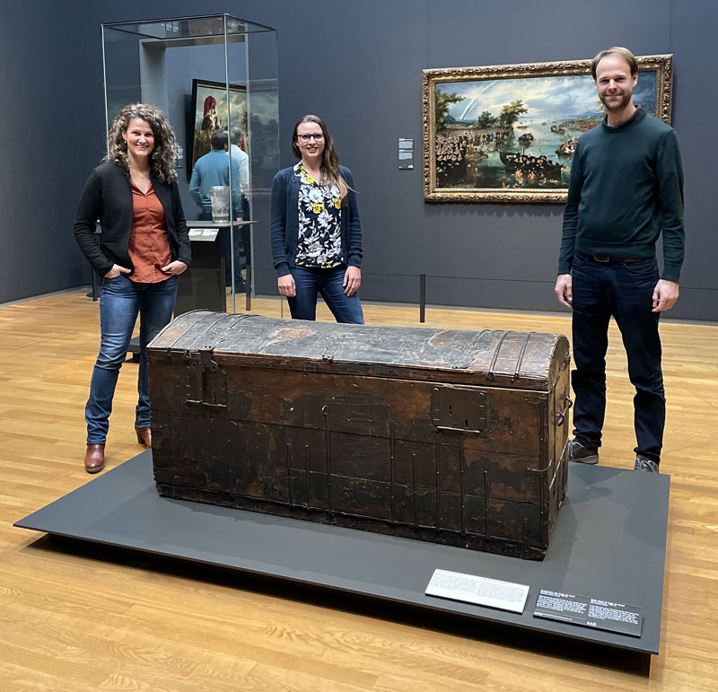 Team members with the Hugo de Groot Bookchest. From left to right: dendrochronologist Marta Domínguez Delmás (UvA), mathematician Francien Bossema (CWI) and furniture conservator Jan Dorscheid (Rijksmuseum).