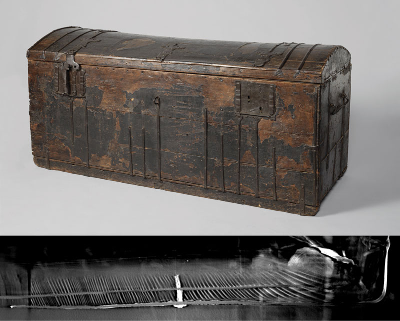 Hugo de Groot Bookchest (Rijksmuseum) and a detail of the image obtained using the line trajectory X-ray tomography technique, showing the tree rings. 