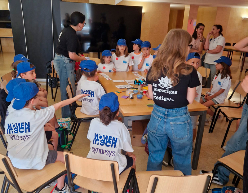 Figure 1: Raparigas do Código iprovide free education in technological fields to young girls.  