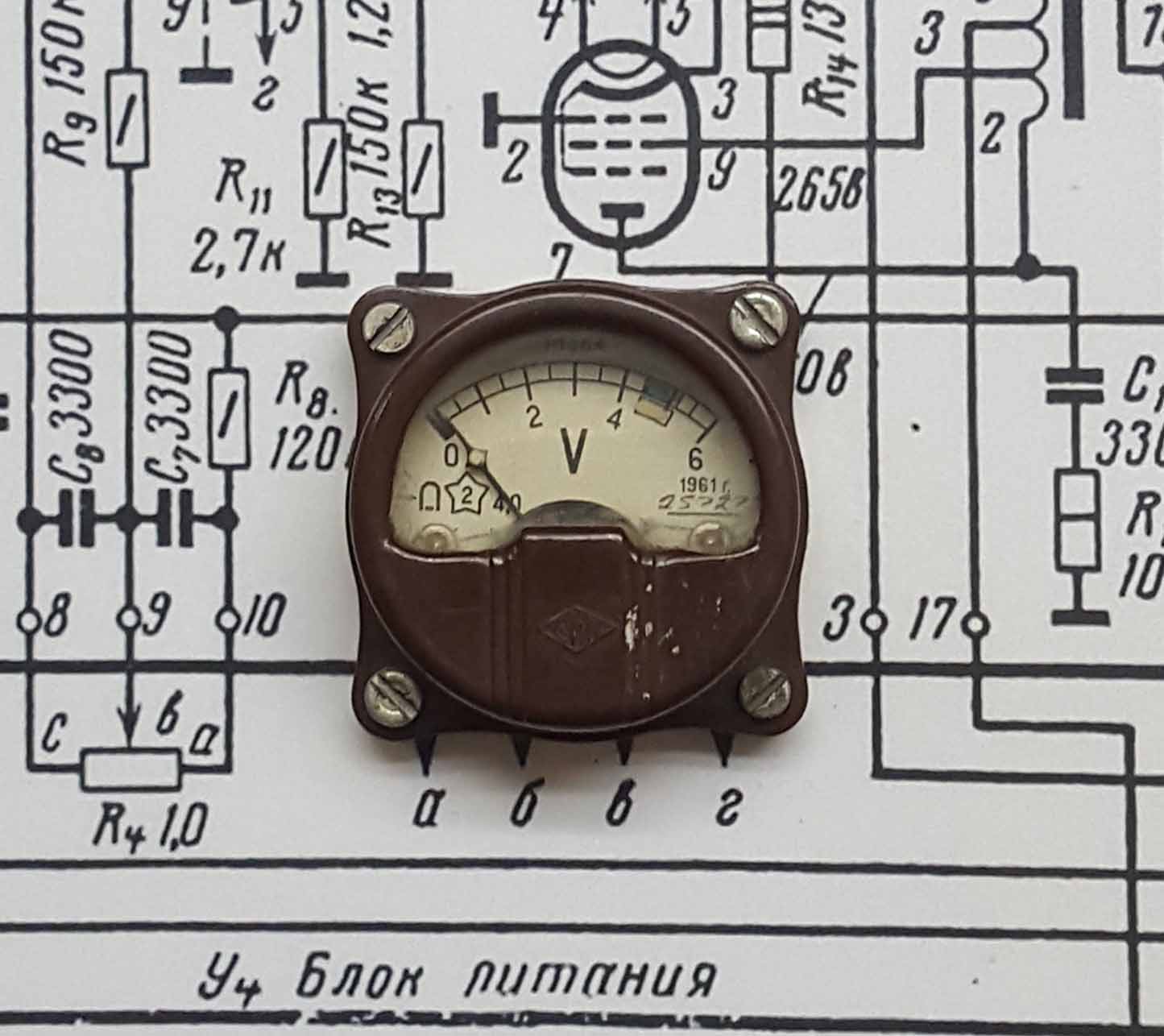 A voltmeter prone to censoring, from the era in which Pratt came up with the example.