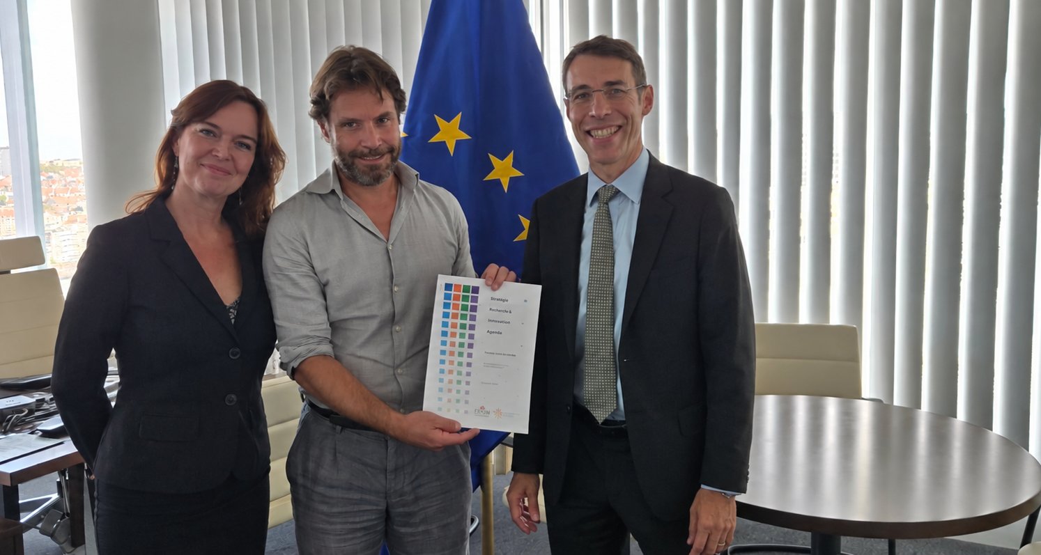 Tanja Vos and Tijs van der Storm presenting the SRIA to Thibaut Kleiner at the European Commission